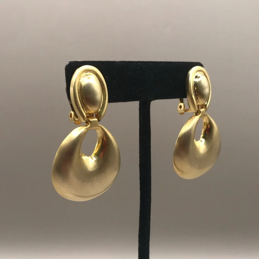 Vintage Gold-Tone Door Knocker Clip on Earrings - Picture 3 of 7